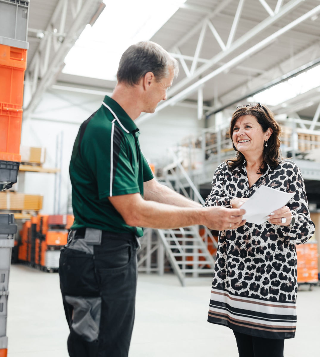 Lagerist mit Kollegin in einem unserer Lager