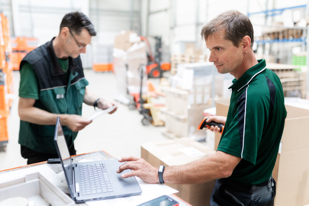 2 Lagermitarbeiter bei der Arbeit